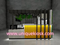 Kiosque alimentaire en bois personnalisé pour centre commercial, stand de restauration rapide avec mur en mousse artificielle, vitrine en verre, plantes vertes suspendues, logo rétroéclairé