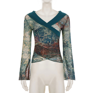 Camiseta elegante y moderna con estampado vintage picante, cuello cruzado en V, manga acampanada, cintura fruncida y malla irregular. - Product Image 6
