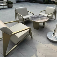 Ensemble de fauteuils de jardin de luxe moderne avec structure métallique, chaise et table de patio en cuir imperméable pour villa, hôtel, cour.