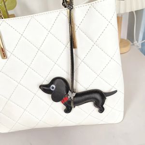 Porte-clés en cuir en forme de chien teckel avec clochette, breloque de sac en cuir, décoration de chien teckel en cuir, cadeaux de luxe faits à la main - Product Image 6