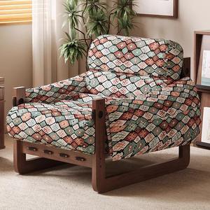 Sillón moderno con marco de madera maciza y cómoda tapicería de tela verde oliva, perfecto para interiores de casas con estilo - Product Image 5