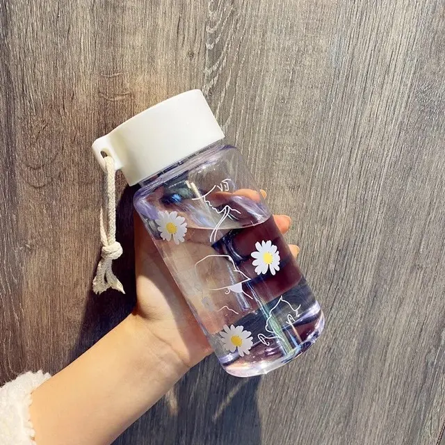 زجاجة ماء صغيرة شفافة من البلاستيك بزهرة الأقحوان وخالية من مادة BPA ، زجاجة مياه مصنفرة مبتكرة مع watRope للسفر العصري المحمول