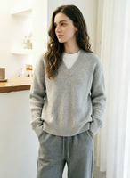 Ensemble confortable pull en maille gris à col en V et pantalon de détente assorti - Inspiration chic et minimaliste pour femme pour l'automne et l'hiver