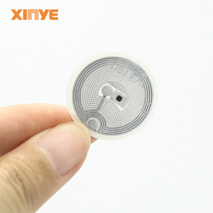 Programlanabilir rfid etiket D81 ISO/IEC 14443A yuvarlak boyutlu yapışkan <span class=keywords><strong>nfc</strong></span> rfid etiketi/etiket/sosyal medya için etiket