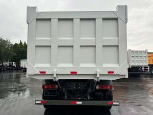 Camión Volquete Howo Usado de Servicio Pesado 6x4 Euro 2 Diésel con Volante a la Izquierda, Unidad Tractora de 371hp, China, en Stock para Venta - Product Image 4