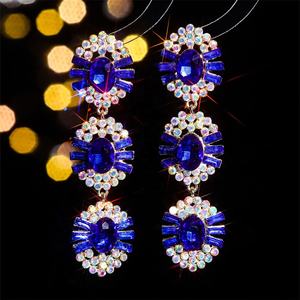 Pendientes Largos de Diseño Floral Geométrico de Moda en Aleación de Cobre con Cristales de Estrás para Mujer, Ideales para Aniversario - Product Image 4