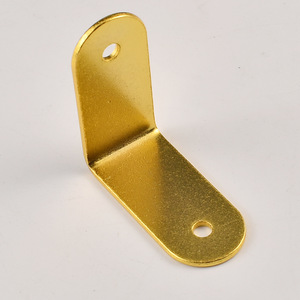 Soporte de Esquina de Acero al Carbono Chapado en Oro de 39x18mm, Resistente para Uso en Interiores - Product Image 1
