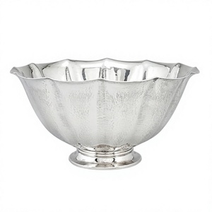 Bol de service classique en métal fait main, finition polie, bord cannelé, plat décoratif pour fête, bol de service alimentaire sur piédestal, vaisselle - Product Image 1
