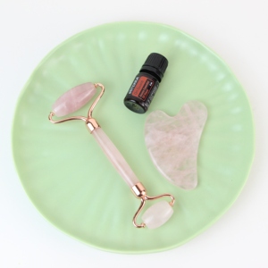 Chất lượng cao OEM bán buôn nhãn hiệu riêng Rose <span class=keywords><strong>Quartz</strong></span> màu hồng ngọc Con lăn gua SHA trở lại ứng dụng bộ mặt cổ massager hồng ngoại - Product Image 2