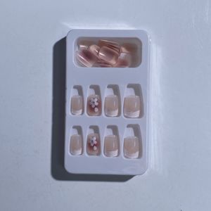 24 piezas al por mayor dulce desnuda bonita Camelia puntas de <span class=keywords><strong>uñas</strong></span> <span class=keywords><strong>postizas</strong></span> cortas cuadradas <span class=keywords><strong>uñas</strong></span> francesas borde blanco cubierta completa prensa en las <span class=keywords><strong>uñas</strong></span> - Product Image 3