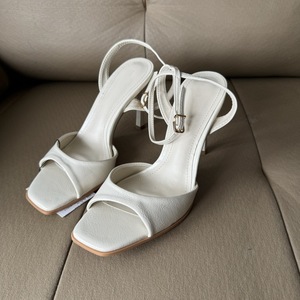 Spaanse Modemerk Dames Hoge Outdoor Open Schoenen <span class=keywords><strong>2025</strong></span> Zomer Nieuw Binnen Rood Wit Enkelbandje Metalen Dunne Hak - Product Image 5