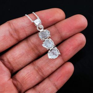 Pendentif en cristal naturel à trois pierres, serti de griffes, unisexe, à porter au quotidien - Product Image 5