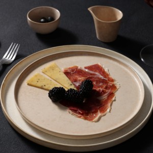 Plato Redondo Ovalado de Cerámica con Acabado Mate y Diseño de Puntos Rosados, Vajilla de Gres para Restaurantes de Alta Cocina y Hoteles de Lujo - Product Image 1