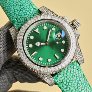 Montre de luxe pour homme de haute qualité avec lunette en pierres précieuses et étincelles de moissanite, bracelet en cuir véritable personnalisé - Product Image 6