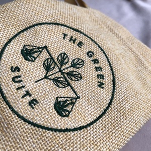 Sac cadeau en toile de jute avec cordon de serrage, broderie de logo personnalisée, beige doux, sac d'emballage pour café et thé - Product Image 4