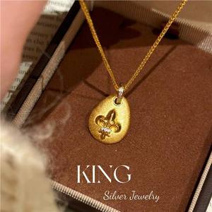 จี้รูปดอกเฟลอร์เดลิสชุบทองคำขาว S925 จาก King Silver Jewelry สร้อยคอสำหรับผู้หญิง แฟชั่นของขวัญรูปทรงหยดน้ำ - Product Image 1