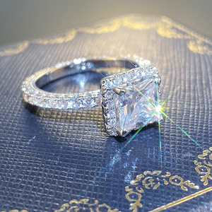Anello di proposta scintillante a forma quadrata per donna, elegante gioiello da dito alla moda - Product Image 1