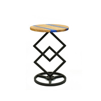 Table d'appoint ronde en bois d'olivier naturel et résine époxy avec base géométrique en métal pour le salon et la chambre à coucher.