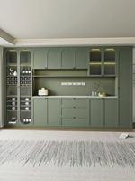 Buffet arqué vert sauge style crème français avec verre cannelé pour salon, équipé de lumières LED et de charnières à fermeture douce