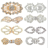Accessoires de mode polyvalents pour robe de soirée cheongsam, manteau en fourrure et Hanfu, avec motif floral en métal serti de diamants, bouton en forme d'arc et détails de couture