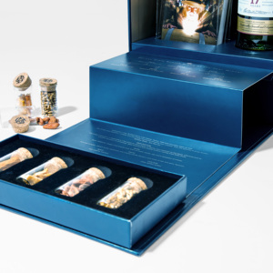 Caja de regalo rígida azul con impresión UV de Whiskey Bible 2020 y compartimento para botella para envasado de bebidas - Product Image 4