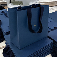 Sac en papier personnalisé de luxe avec logo en feuille d'or mat gaufré, sac cadeau pour boutique de vêtements
