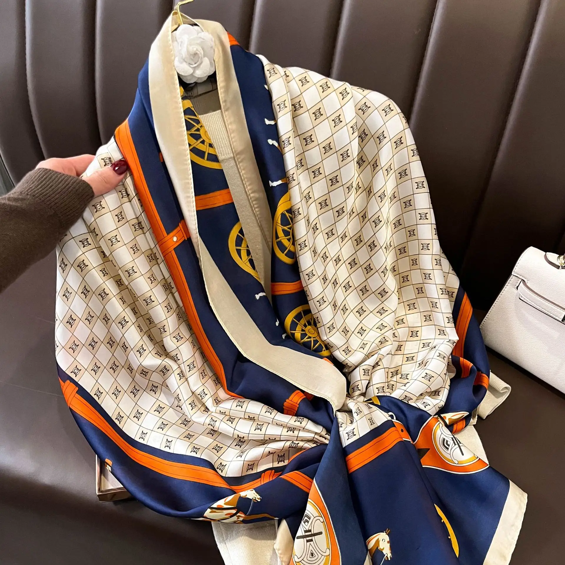 Nouveau design personnalisé écharpe de grande taille pour femmes hijabs longs en soie écharpes en polyester écharpe en satin de soie imprimée de marque de luxe