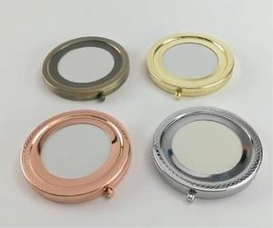 Juego de espejo compacto para dama de honor-Espejo de monedero portátil con diseño de margaritas bordadas de doble cara con aumento de 1X/2x - Product Image 2