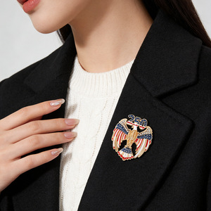 Broche de Águia Banhado a Ouro em Liga Metálica com Bandeira Americana e Strass Esmaltado, Tendência Patriótica, para o 250º Aniversário - Product Image 2