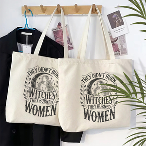 Sie brennten keine Hexen, sie brennten Frauen. Muster-Tragetasche aus Segeltuch, personalisierte Umhängetasche für Reisen, wiederverwendbar für Damen - Product Image 4