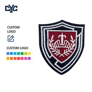 Venta Directa <span class=keywords><strong>de</strong></span> Fábrica: Parche <span class=keywords><strong>de</strong></span> Tela Bordado a Máquina con Hilo Dorado Estilo Universitario, Escudo, Accesorios <span class=keywords><strong>de</strong></span> Ropa - Product Image 1