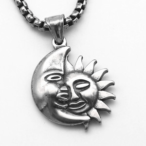 Yunnique – collier avec pendentif en acier inoxydable, motif soleil et lune, bijoux unisexes à la mode, design géométrique, ton argenté - Product Image 1