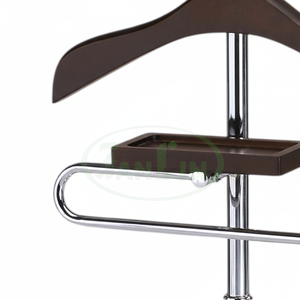 Venta al por mayor uso diario alta calidad poste de madera acero cromado valet ropa soporte perchero nogal OEM ahorro de espacio derribar - Product Image 1