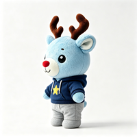 Peluche de renne bleu clair personnalisée avec cornes brunes, nez rouge, capuche étoilée amovible et pantalon gris – Adorable poupée renne en peluche
