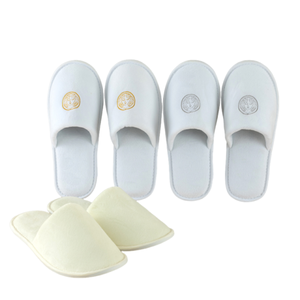 Pantoufles de spa en velours jetables de luxe personnalisées Commodités de voyage douces pour hôtels et spas avec logo personnalisé - Product Image 1