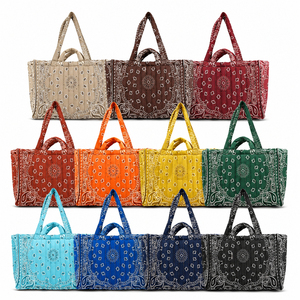 Borsa Duffle Personalizzabile Morbida <span class=keywords><strong>e</strong></span> Leggera, Regalo all'Ingrosso per <span class=keywords><strong>Lei</strong></span>, Borsa a Spalla Imbottita, Borsa Tote Trapuntata con Motivo Paisley - Product Image 3