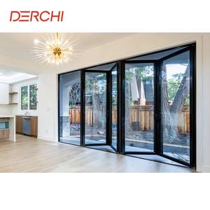 DERCHI NFRC AS2047 أبواب مزدوجة الطي من الألومنيوم للبيع بالجملة باب قابل للطي للتقسيم الخارجي من الزجاج المزدوج للفناء والشرفة حسب الطلب - Product Image 1
