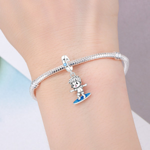 Un colgante pequeño, único y sofisticado con un niño montado en una tabla de surf; un accesorio de pulsera/joyería DIY para mujer. - Product Image 3