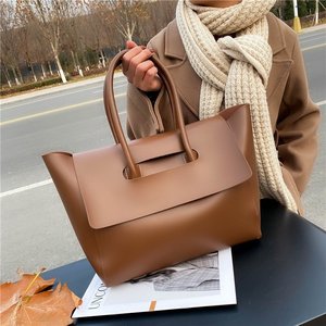 <span class=keywords><strong>Sac</strong></span> fourre-tout élégant noir uni surdimensionné avec poignée supérieure et rabat minimaliste pour <span class=keywords><strong>femme</strong></span>, idéal pour le bureau, le quotidien et le shopping (Collection 2026) - Product Image 1