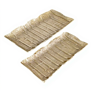 Plateau rectangulaire en métal à texture de feuille de bambou courbée – Plateau de service à texture de feuille côtelée pour les commodités des centres de villégiature tropicaux - Product Image 1