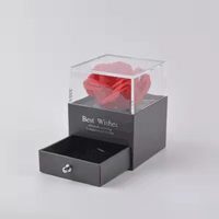 Fleurs Conservées Sous Verre Marque Blanche Rose Rouge Unique Présentée dans un Tiroir Acrylique Sac Cadeau Noir Carte de Vœux Meilleurs Vœux Réutilisable