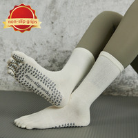 Chaussettes de yoga de haute qualité en gros femmes poignées antidérapantes chaussettes antidérapantes chaussettes Pilates Grip conception de logo personnalisé