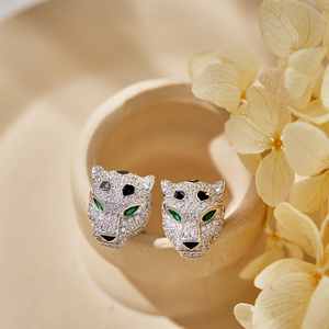 Boucles d'oreilles pour femmes haut de gamme, tête de léopard unique, entièrement serties de diamants, plaquées or, émail <span class=keywords><strong>noir</strong></span>, yeux verts, tendance et originales - Product Image 1