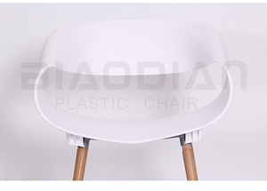 كرسي طعام بمسند ذراع أبيض نصف دائري الشكل مع ظهر ومقعد بلاستيكي وأرجل خشبية - Product Image 5