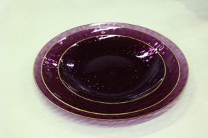 Piatti da pranzo in plastica monouso trasparente con bordo in oro Design organico martellato per matrimoni e feste - Product Image 6