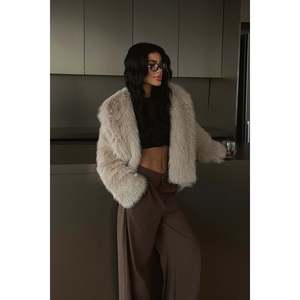 Trench réversible en fourrure Rufina beige, imperméable, en laine, avec tissu tissé teint, doté d'un matériau durable et élégant - Product Image 2