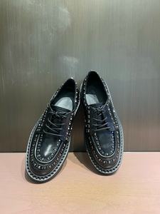 Les nouvelles chaussures décontractées pour hommes en cuir de la marque de luxe sur mesure présentent des rivets élégants et sont fabriquées en cuir décontracté. - Product Image 3