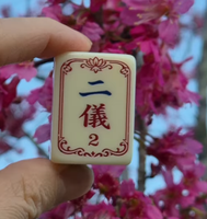Jeu de tuiles de mahjong en acrylique de luxe de style chinois, OEM personnalisé, avec gravure artistique, face en résine d'ivoire et dos vert, mahjong traditionnel, vente en gros