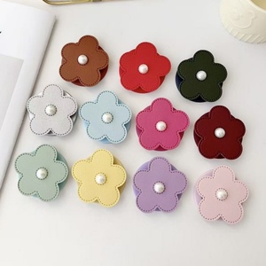 Support de téléphone magnétique en cuir INS tendance avec perles et fleurs, support de bureau flexible et coloré pour filles, support de téléphone portable - Product Image 1