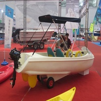 Bateau à pédales personnalisable 4,20x1,50x0,95m avec capacité de 4 personnes, équipement pour parcs aquatiques extérieurs, charge de 175 kg, caisse en bois pour utilisation en mer